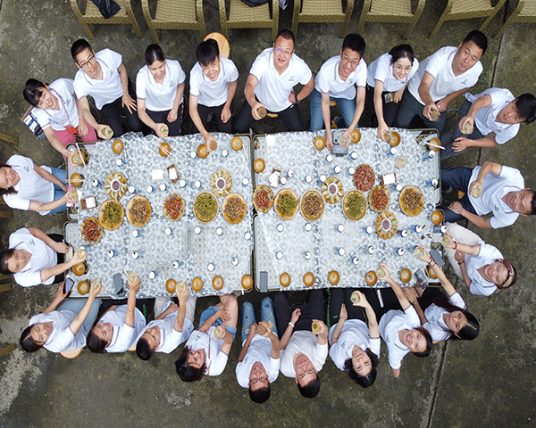 2021年6月青城山团建并组织了第二期员工生日会